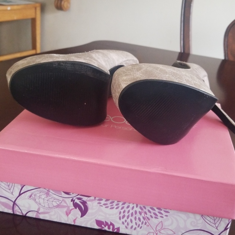 Shoes - Picture 4 of 4